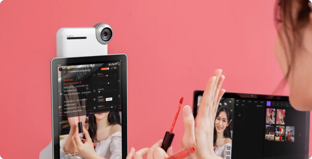 Eine Streamerin präsentiert Beauty-Produkte beim Live-Shopping vor dem Cadothy Amaze 5 Pro, welches dank vier integrierter Mikrofone für Sound ohne Nebengeräusche sorgt.