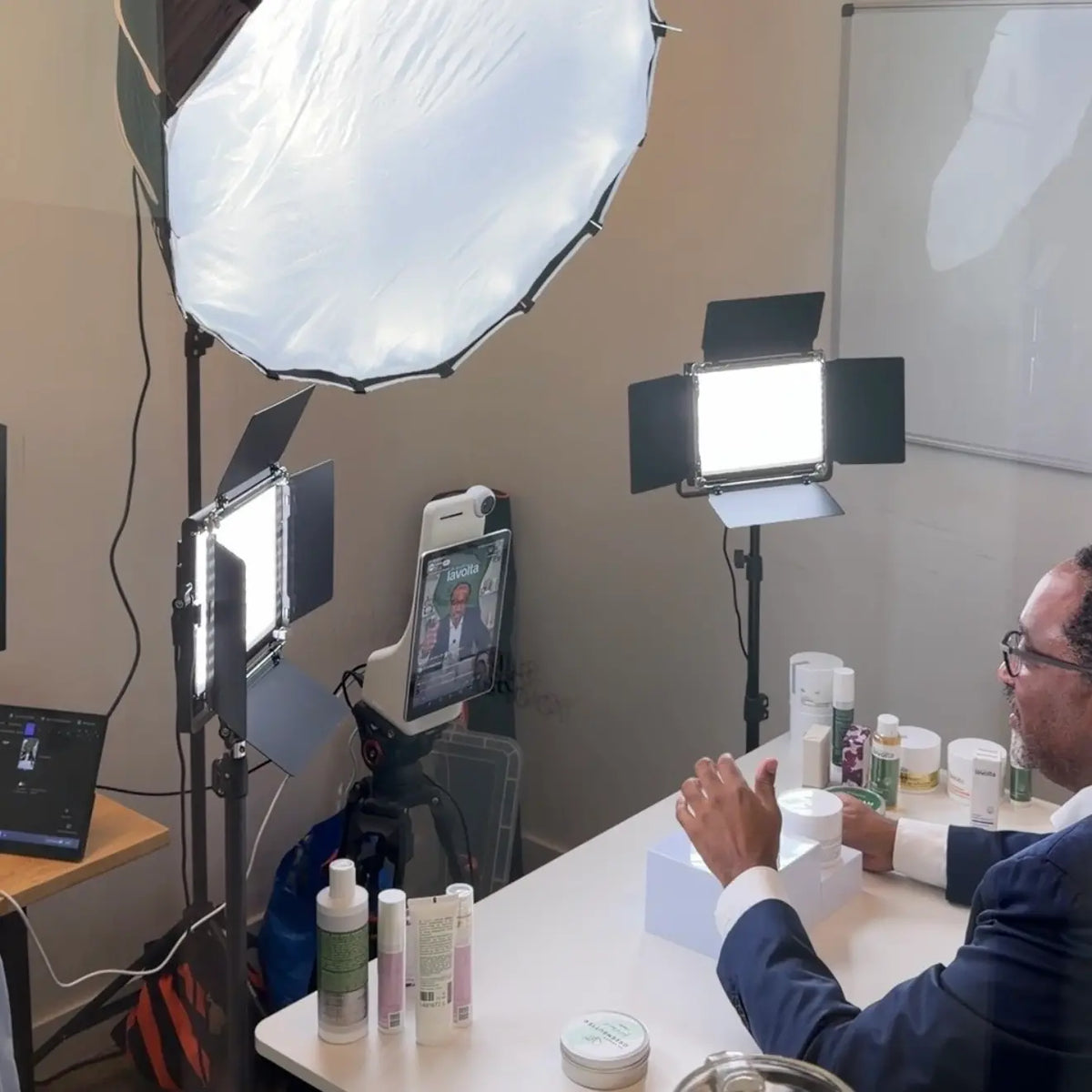 Blick in unser professionelles Studio während einer Live MAX Produktion: Ein laufender TikTok Live Commerce Stream in Aktion.